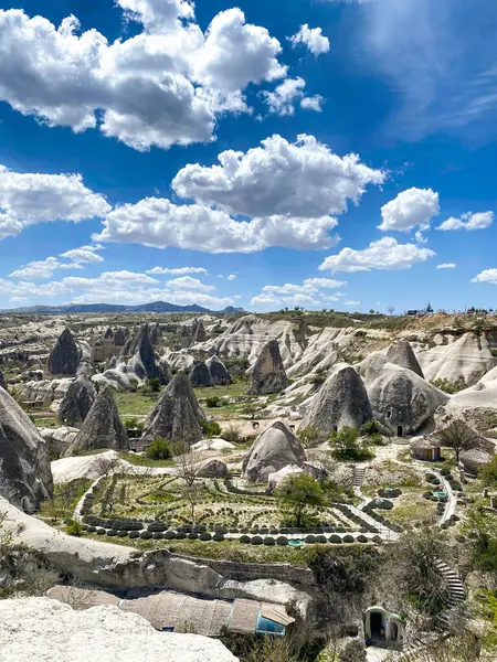 Doğal kaya oluşumunun panoramik görüntüsü, Kapadokya 'nın peri bacaları, Goreme, Türkiye güzel bir bahar mavi gökyüzü günü
