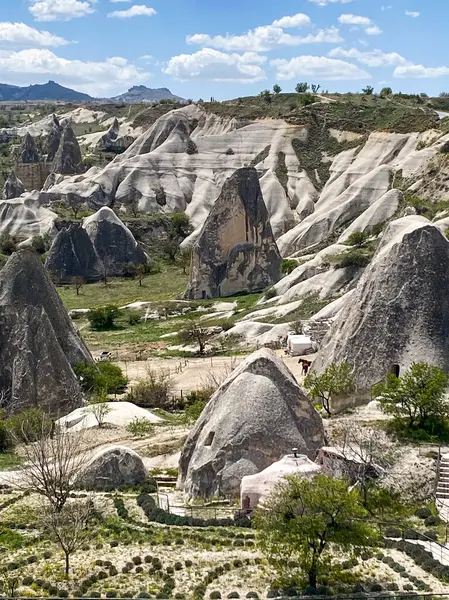 Doğal kaya oluşumunun panoramik görüntüsü, Kapadokya 'nın peri bacaları, Goreme, Türkiye güzel bir bahar mavi gökyüzü günü