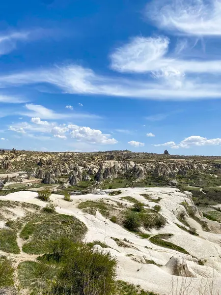 Doğal kaya oluşumunun panoramik görüntüsü, Kapadokya 'nın peri bacaları, Goreme, Türkiye güzel bir bahar mavi gökyüzü günü