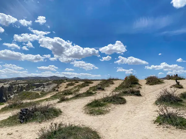 Doğal kaya oluşumunun panoramik görüntüsü, Kapadokya 'nın peri bacaları, Goreme, Türkiye güzel bir bahar mavi gökyüzü günü