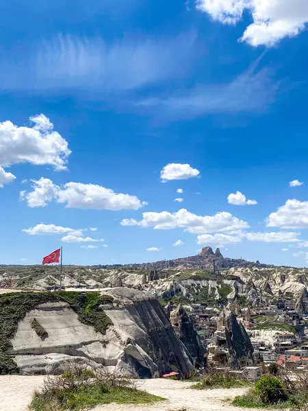 Uchisar şatosu ve peri bacaları, doğal volkanik kaya oluşumları ve Goreme, Kapadokya, Türkiye 'deki kırmızı vadi manzarası