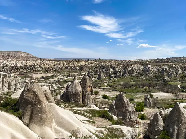 Doğal kaya oluşumunun panoramik görüntüsü, Kapadokya 'nın peri bacaları, Goreme, Türkiye güzel bir bahar mavi gökyüzü günü