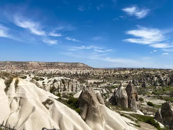 Doğal kaya oluşumunun panoramik görüntüsü, Kapadokya 'nın peri bacaları, Goreme, Türkiye güzel bir bahar mavi gökyüzü günü