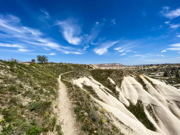 Doğal kaya oluşumunun panoramik görüntüsü, Kapadokya 'nın peri bacaları, Goreme, Türkiye güzel bir bahar mavi gökyüzü günü