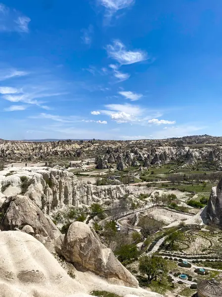 Doğal kaya oluşumunun panoramik görüntüsü, Kapadokya 'nın peri bacaları, Goreme, Türkiye güzel bir bahar mavi gökyüzü günü