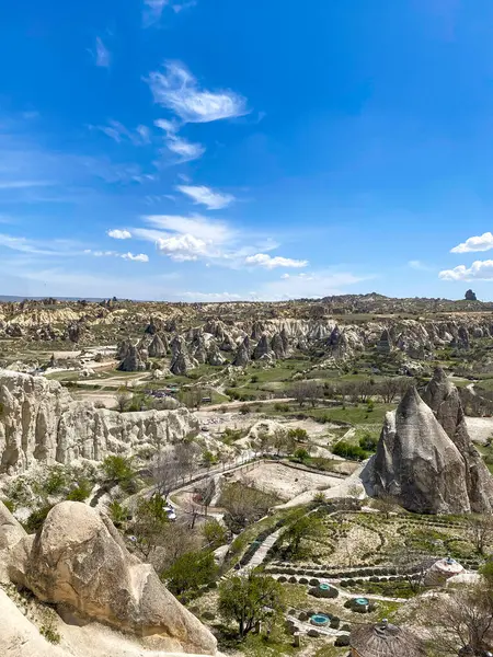 Doğal kaya oluşumunun panoramik görüntüsü, Kapadokya 'nın peri bacaları, Goreme, Türkiye güzel bir bahar mavi gökyüzü günü