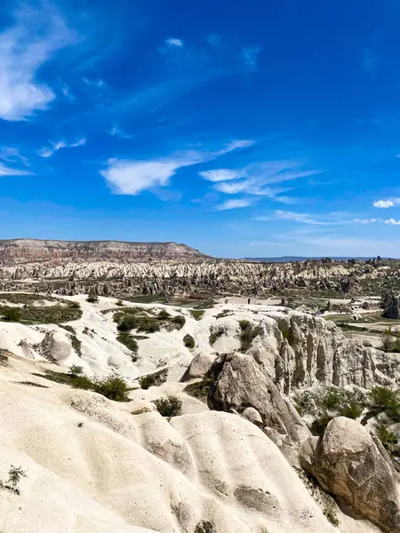 Doğal kaya oluşumunun panoramik görüntüsü, Kapadokya 'nın peri bacaları, Goreme, Türkiye güzel bir bahar mavi gökyüzü günü
