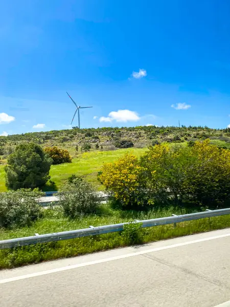 İzmir 'den İzmir' in batı kıyısı Alacati 'ye giden otoyol boyunca manzarayı izle. 