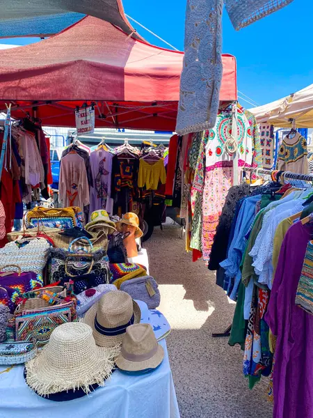 El sanatları, giysiler, çantalar, mutfak gereçleri, sepet, iç çamaşırı, ev eşyaları ve dekorasyon ve mücevher satıcılarıyla Alacati 'de yerel hafta sonu pazarı. 