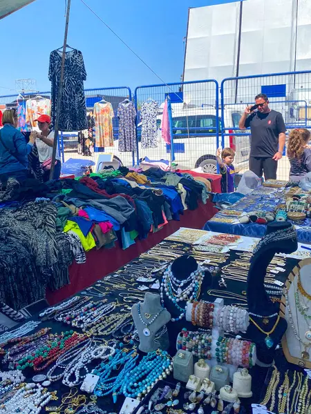 El sanatları, giysiler, çantalar, mutfak gereçleri, sepet, iç çamaşırı, ev eşyaları ve dekorasyon ve mücevher satıcılarıyla Alacati 'de yerel hafta sonu pazarı. 