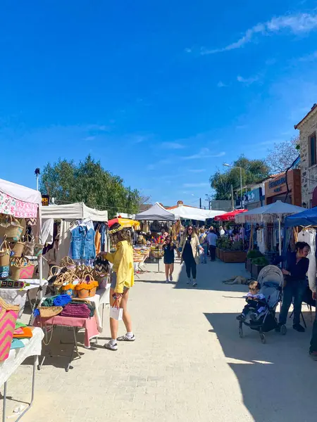 El sanatları, giysiler, çantalar, mutfak gereçleri, sepet, iç çamaşırı, ev eşyaları ve dekorasyon ve mücevher satıcılarıyla Alacati 'de yerel hafta sonu pazarı. 