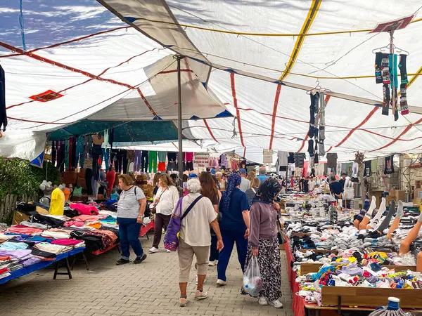 El sanatları, giysiler, çantalar, mutfak gereçleri, sepet, iç çamaşırı, ev eşyaları ve dekorasyon ve mücevher satıcılarıyla Alacati 'de yerel hafta sonu pazarı. 