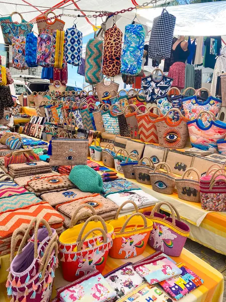 El sanatları, giysiler, çantalar, mutfak gereçleri, sepet, iç çamaşırı, ev eşyaları ve dekorasyon ve mücevher satıcılarıyla Alacati 'de yerel hafta sonu pazarı. 