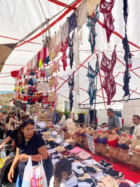 El sanatları, giysiler, çantalar, mutfak gereçleri, sepet, iç çamaşırı, ev eşyaları ve dekorasyon ve mücevher satıcılarıyla Alacati 'de yerel hafta sonu pazarı. 