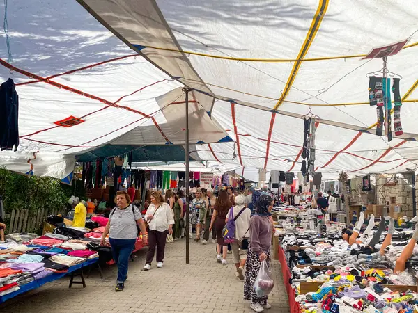 El sanatları, giysiler, çantalar, mutfak gereçleri, sepet, iç çamaşırı, ev eşyaları ve dekorasyon ve mücevher satıcılarıyla Alacati 'de yerel hafta sonu pazarı. 