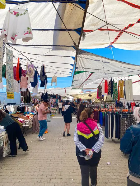 El sanatları, giysiler, çantalar, mutfak gereçleri, sepet, iç çamaşırı, ev eşyaları ve dekorasyon ve mücevher satıcılarıyla Alacati 'de yerel hafta sonu pazarı. 