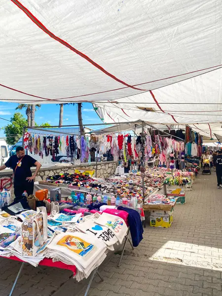 El sanatları, giysiler, çantalar, mutfak gereçleri, sepet, iç çamaşırı, ev eşyaları ve dekorasyon ve mücevher satıcılarıyla Alacati 'de yerel hafta sonu pazarı. 