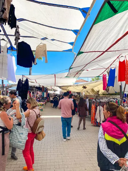 El sanatları, giysiler, çantalar, mutfak gereçleri, sepet, iç çamaşırı, ev eşyaları ve dekorasyon ve mücevher satıcılarıyla Alacati 'de yerel hafta sonu pazarı. 