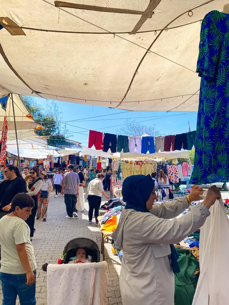 El sanatları, giysiler, çantalar, mutfak gereçleri, sepet, iç çamaşırı, ev eşyaları ve dekorasyon ve mücevher satıcılarıyla Alacati 'de yerel hafta sonu pazarı. 