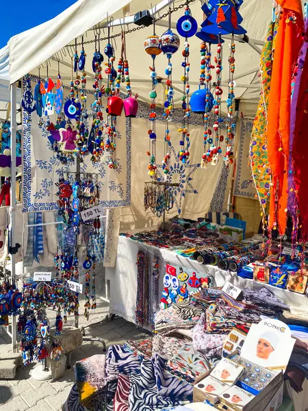 El sanatları, giysiler, çantalar, mutfak gereçleri, sepet, iç çamaşırı, ev eşyaları ve dekorasyon ve mücevher satıcılarıyla Alacati 'de yerel hafta sonu pazarı. 