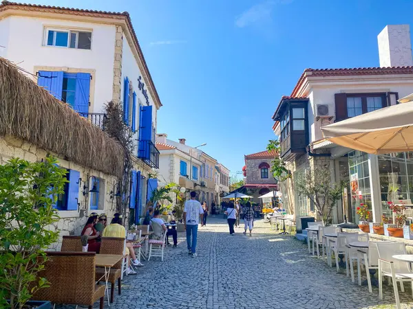 Güzel renkli Alacati kasabası, sokakları ve kaldırımlı kaldırım taşları olan caddeleri, bir sürü modaya uygun ve havalı kafe, restoranlar, bar, bistro ve kafe. 