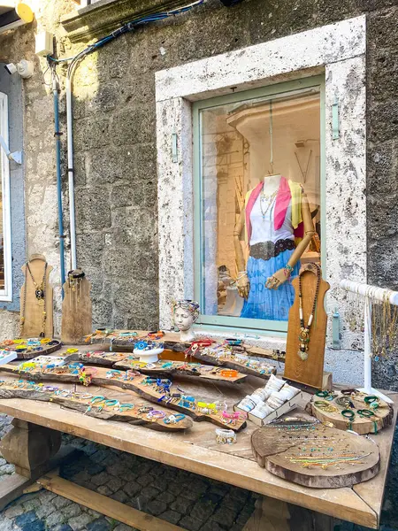 Güzel renkli Alacati kasabası, sokakları ve kaldırımlı kaldırım taşları olan caddeleri, bir sürü modaya uygun ve havalı kafe, restoranlar, bar, bistro ve kafe. 