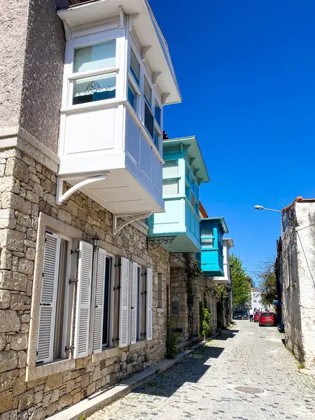  Alacati 'nin küçük, sevimli bir kasabası, kaldırımtaşı sokak aralığı, canlı ve modaya uygun kafeler, restoranlar ve güzel renkli dekorasyonlarla dolu. 