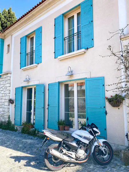  Alacati 'nin küçük, sevimli bir kasabası, kaldırımtaşı sokak aralığı, canlı ve modaya uygun kafeler, restoranlar ve güzel renkli dekorasyonlarla dolu. 