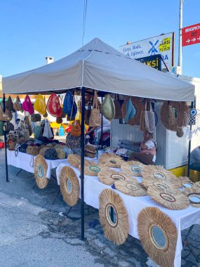 El sanatları, giysiler, çantalar, mutfak gereçleri, sepet, iç çamaşırı, ev eşyaları ve dekorasyon ve mücevher satıcılarıyla Alacati 'de yerel hafta sonu pazarı. 