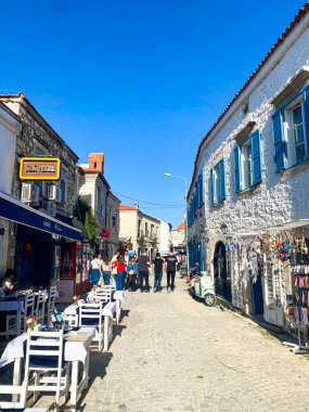  Alacati 'nin küçük, sevimli bir kasabası, kaldırımtaşı sokak aralığı, canlı ve modaya uygun kafeler, restoranlar ve güzel renkli dekorasyonlarla dolu. 