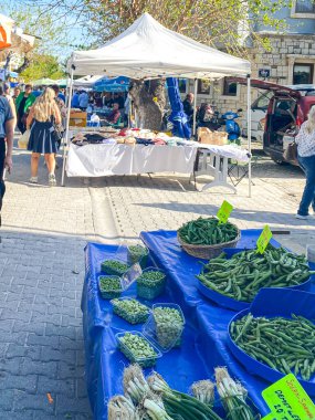  Güzel Alacati, İzmir 'de hafta sonu taze çiftçi pazarı. Taze yerel meyve ve sebzelerle ve yerel halk alışveriş yapıyor ve bakkallarını satın alıyor. Alacati, İzmir, Türkiye 