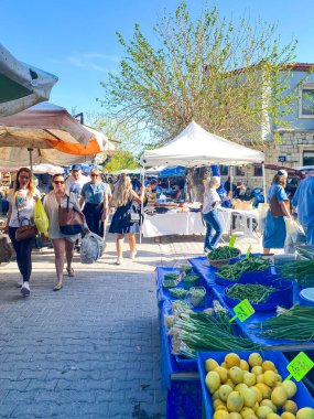  Güzel Alacati, İzmir 'de hafta sonu taze çiftçi pazarı. Taze yerel meyve ve sebzelerle ve yerel halk alışveriş yapıyor ve bakkallarını satın alıyor. Alacati, İzmir, Türkiye 