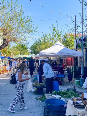  Güzel Alacati, İzmir 'de hafta sonu taze çiftçi pazarı. Taze yerel meyve ve sebzelerle ve yerel halk alışveriş yapıyor ve bakkallarını satın alıyor. Alacati, İzmir, Türkiye 