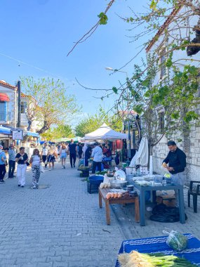  Güzel Alacati, İzmir 'de hafta sonu taze çiftçi pazarı. Taze yerel meyve ve sebzelerle ve yerel halk alışveriş yapıyor ve bakkallarını satın alıyor. Alacati, İzmir, Türkiye 