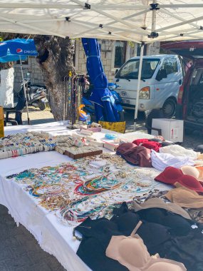 El sanatları, giysiler, çantalar, mutfak gereçleri, sepet, iç çamaşırı, ev eşyaları ve dekorasyon ve mücevher satıcılarıyla Alacati 'de yerel hafta sonu pazarı. 