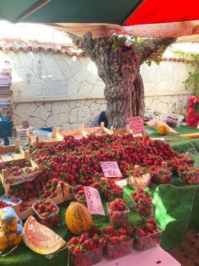 Güzel Alacati, İzmir 'de hafta sonu taze çiftçi pazarı. Taze yerel meyve ve sebzelerle ve yerel halk alışveriş yapıyor ve bakkallarını satın alıyor. Alacati, İzmir, Türkiye 
