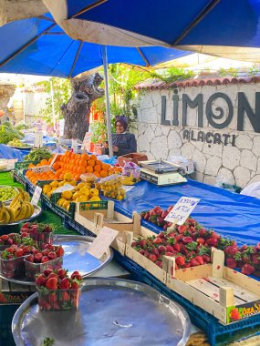 Güzel Alacati, İzmir 'de hafta sonu taze çiftçi pazarı. Taze yerel meyve ve sebzelerle ve yerel halk alışveriş yapıyor ve bakkallarını satın alıyor. Alacati, İzmir, Türkiye 