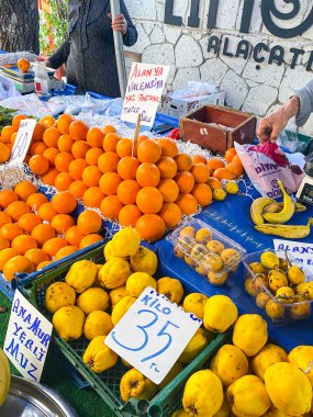 Güzel Alacati, İzmir 'de hafta sonu taze çiftçi pazarı. Taze yerel meyve ve sebzelerle ve yerel halk alışveriş yapıyor ve bakkallarını satın alıyor. Alacati, İzmir, Türkiye 