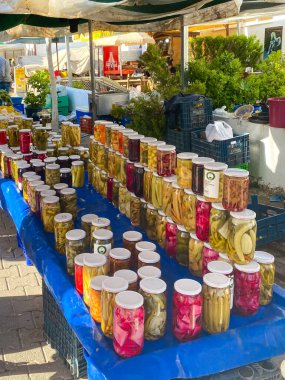 Güzel Alacati, İzmir 'de hafta sonu taze çiftçi pazarı. Taze yerel meyve ve sebzelerle ve yerel halk alışveriş yapıyor ve bakkallarını satın alıyor. Alacati, İzmir, Türkiye 