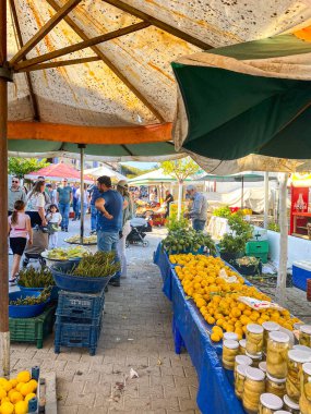 Güzel Alacati, İzmir 'de hafta sonu taze çiftçi pazarı. Taze yerel meyve ve sebzelerle ve yerel halk alışveriş yapıyor ve bakkallarını satın alıyor. Alacati, İzmir, Türkiye 
