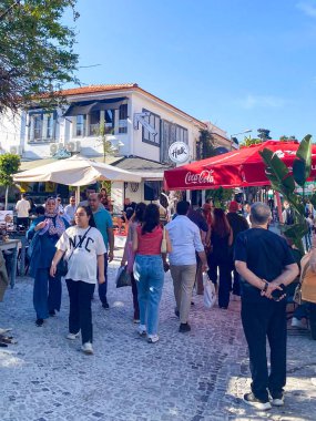Alacati 'nin küçük, sevimli bir kasabası, kaldırımtaşı sokak aralığı, canlı ve modaya uygun kafeler, restoranlar ve güzel renkli dekorasyonlarla dolu. 