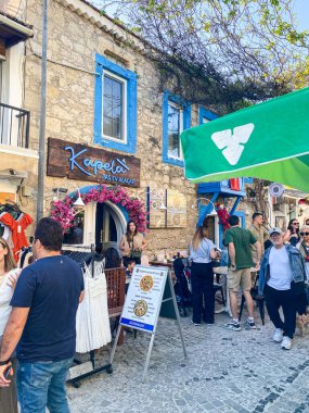 Alacati 'nin küçük, sevimli bir kasabası, kaldırımtaşı sokak aralığı, canlı ve modaya uygun kafeler, restoranlar ve güzel renkli dekorasyonlarla dolu. 