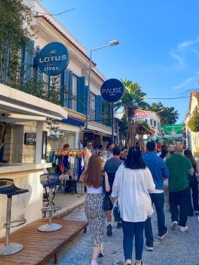 Alacati 'nin küçük, sevimli bir kasabası, kaldırımtaşı sokak aralığı, canlı ve modaya uygun kafeler, restoranlar ve güzel renkli dekorasyonlarla dolu. 