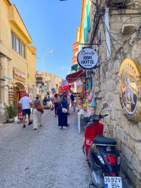 Alacati 'nin küçük, sevimli bir kasabası, kaldırımtaşı sokak aralığı, canlı ve modaya uygun kafeler, restoranlar ve güzel renkli dekorasyonlarla dolu. 