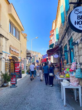 Alacati 'nin küçük, sevimli bir kasabası, kaldırımtaşı sokak aralığı, canlı ve modaya uygun kafeler, restoranlar ve güzel renkli dekorasyonlarla dolu. 