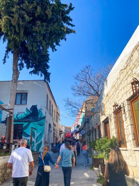 Alacati 'nin küçük, sevimli bir kasabası, kaldırımtaşı sokak aralığı, canlı ve modaya uygun kafeler, restoranlar ve güzel renkli dekorasyonlarla dolu. 