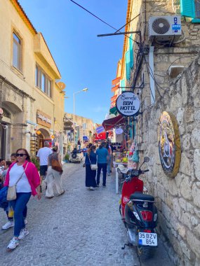 Alacati 'nin küçük, sevimli bir kasabası, kaldırımtaşı sokak aralığı, canlı ve modaya uygun kafeler, restoranlar ve güzel renkli dekorasyonlarla dolu. 