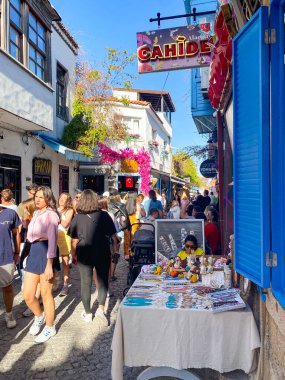Alacati 'nin küçük, sevimli bir kasabası, kaldırımtaşı sokak aralığı, canlı ve modaya uygun kafeler, restoranlar ve güzel renkli dekorasyonlarla dolu. 