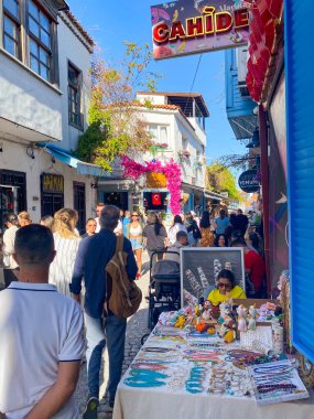 Alacati 'nin küçük, sevimli bir kasabası, kaldırımtaşı sokak aralığı, canlı ve modaya uygun kafeler, restoranlar ve güzel renkli dekorasyonlarla dolu. 