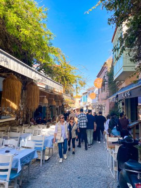 Alacati 'nin küçük, sevimli bir kasabası, kaldırımtaşı sokak aralığı, canlı ve modaya uygun kafeler, restoranlar ve güzel renkli dekorasyonlarla dolu. 